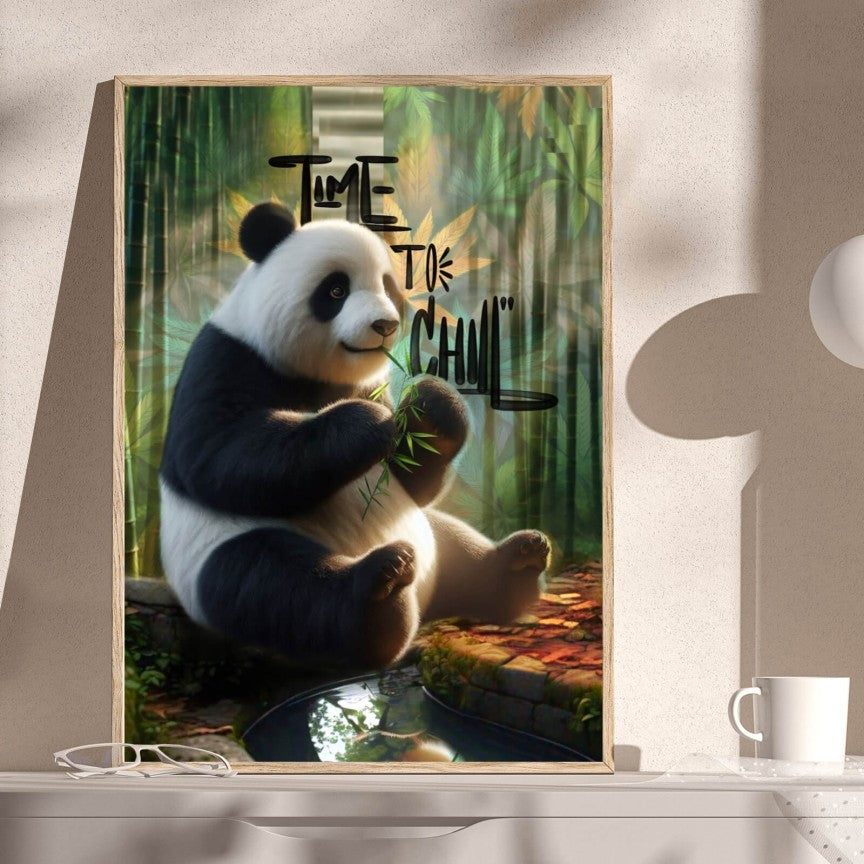 Poster Entspannter Pandabär im Schilf Hochformat