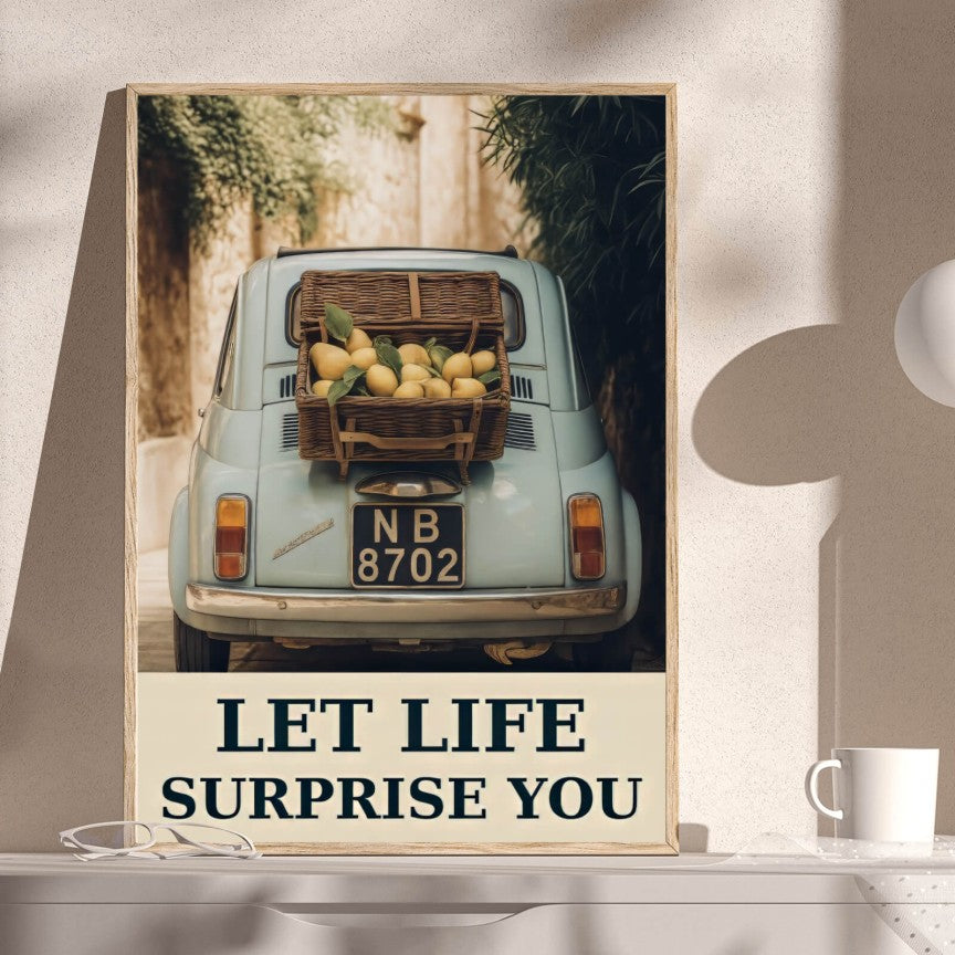 Poster Kleines Auto mit mediterranen Flair Hochformat