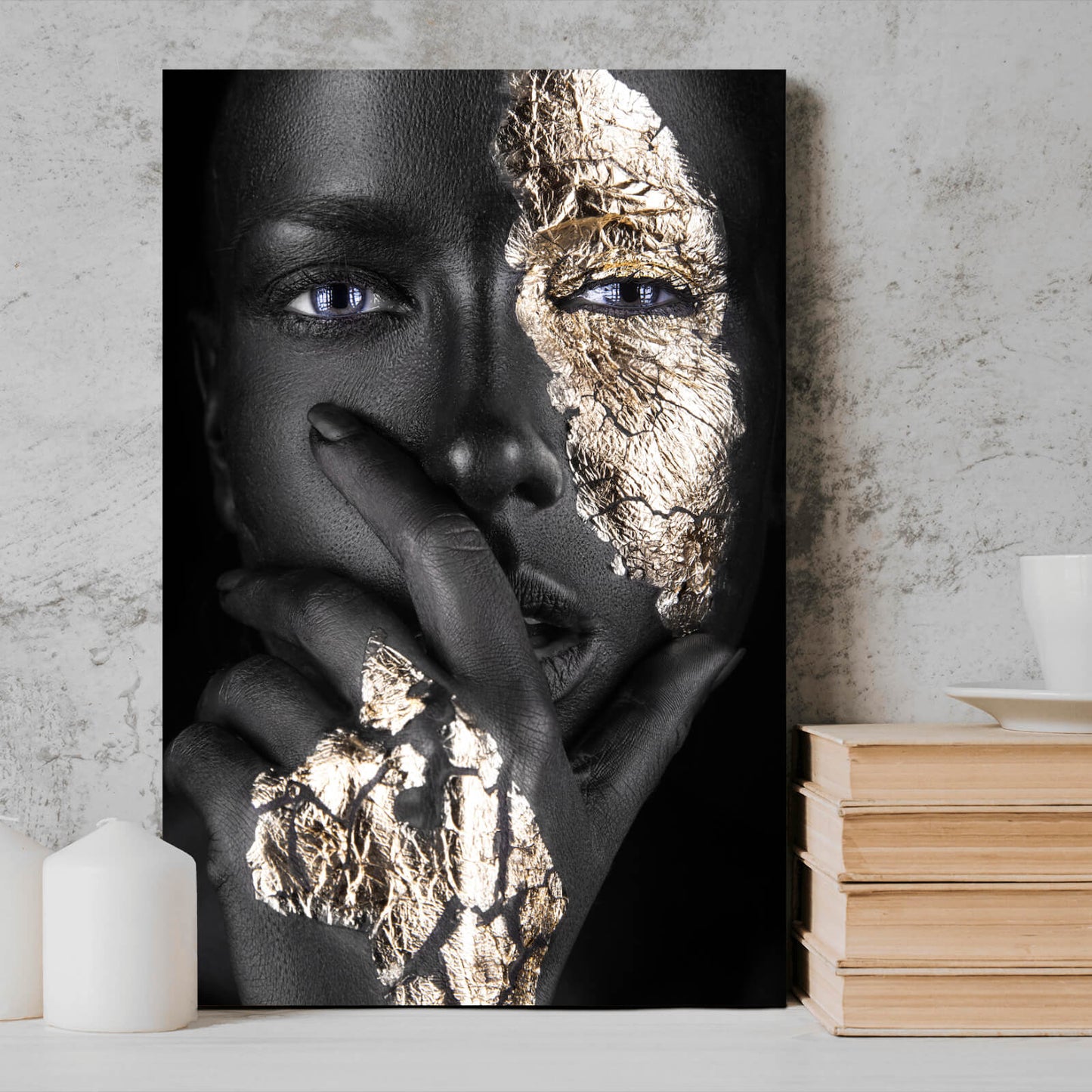 Leinwandbild Frau mit Blattgold Hochformat