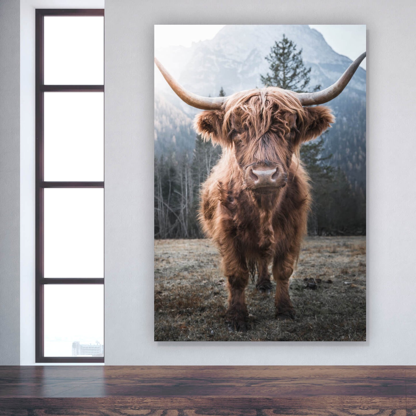 Leinwandbild Hochlandrind in den Bergen Hochformat