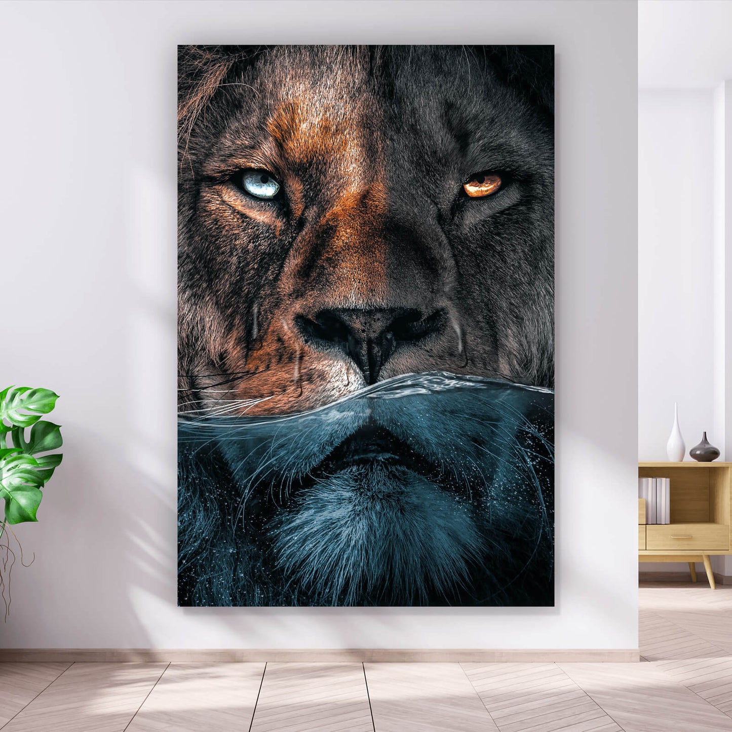 Leinwandbild Löwe unter Wasser Hochformat