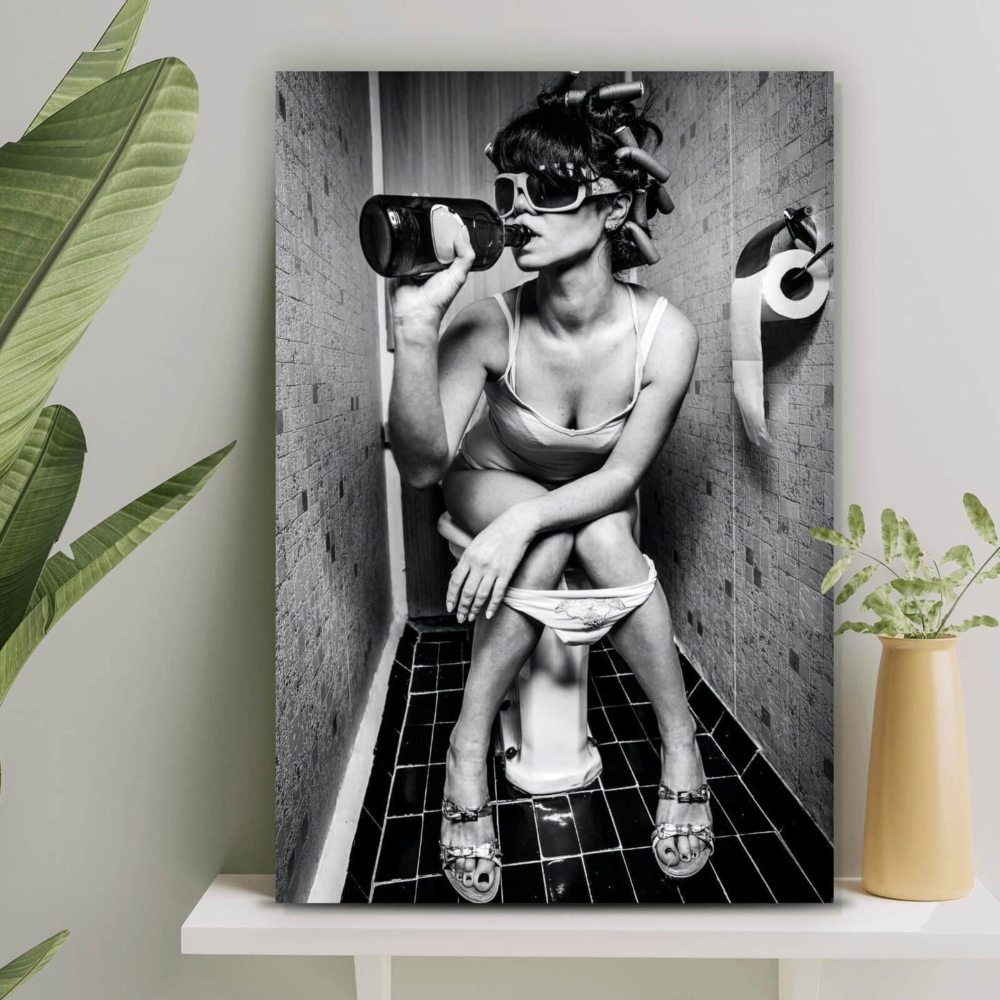 Leinwandbild Retro Frau auf Toilette Hochformat