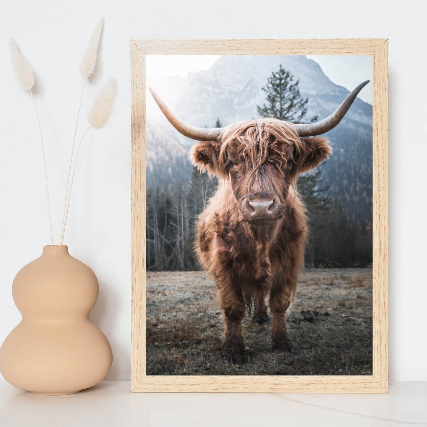 Poster Hochlandrind in den Bergen Hochformat