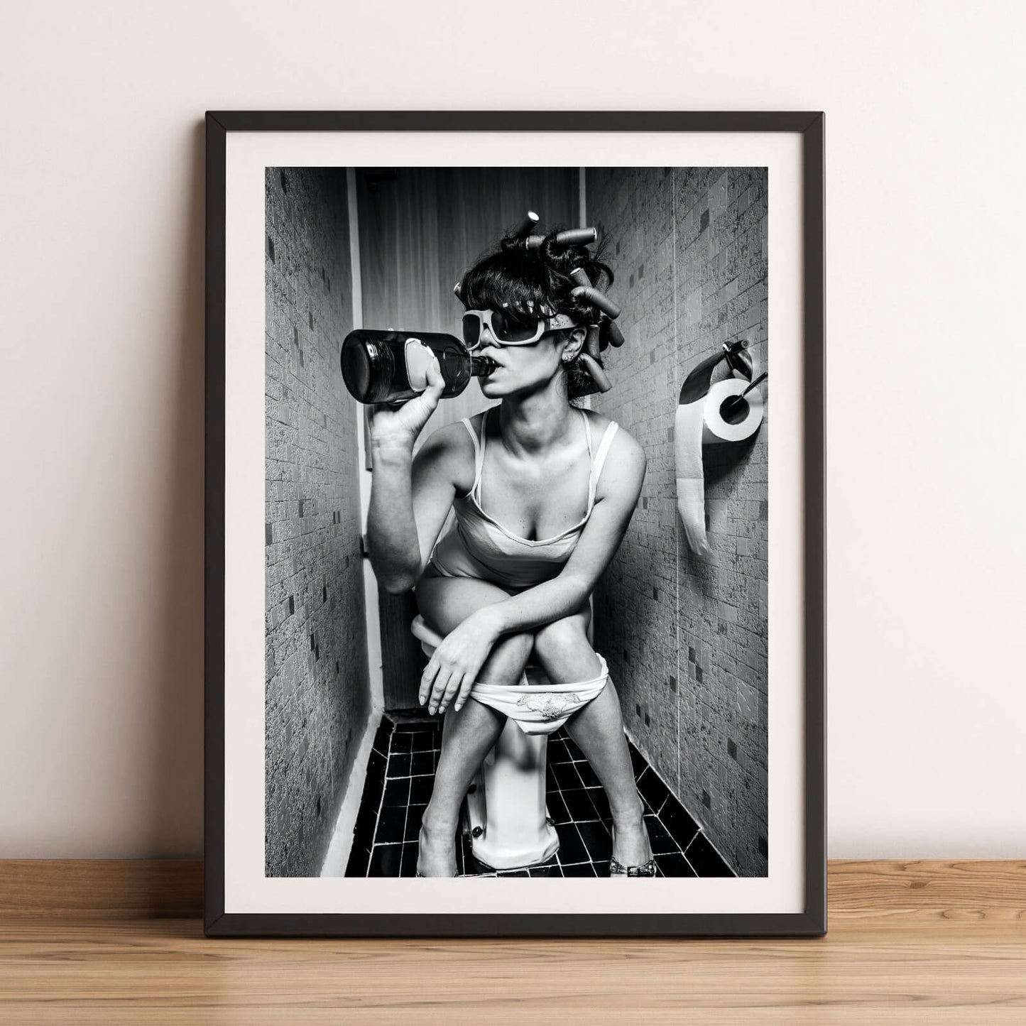 Poster Retro Frau auf Toilette Hochformat