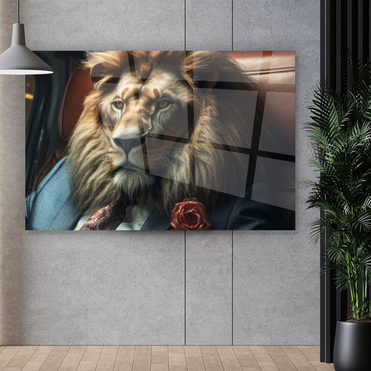Acrylglasbild Löwenportrait im Anzug Querformat