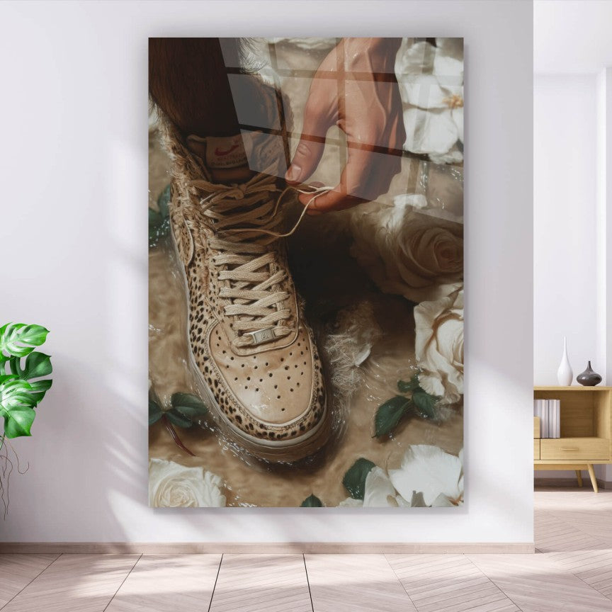 Acrylglasbild Sportliche Sneaker im Leoparden Stil Hochformat