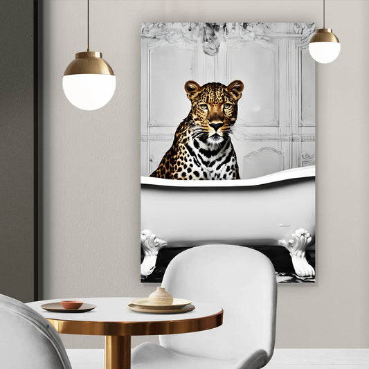 Leinwandbild Leopard in der Badewanne Hochformat
