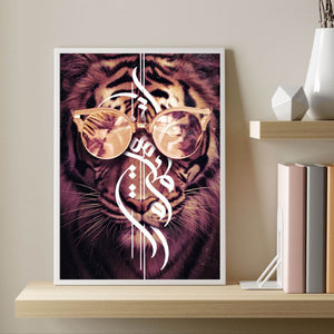 Poster Cooles Tiger Portrait mit Sonnenbrille Hochformat