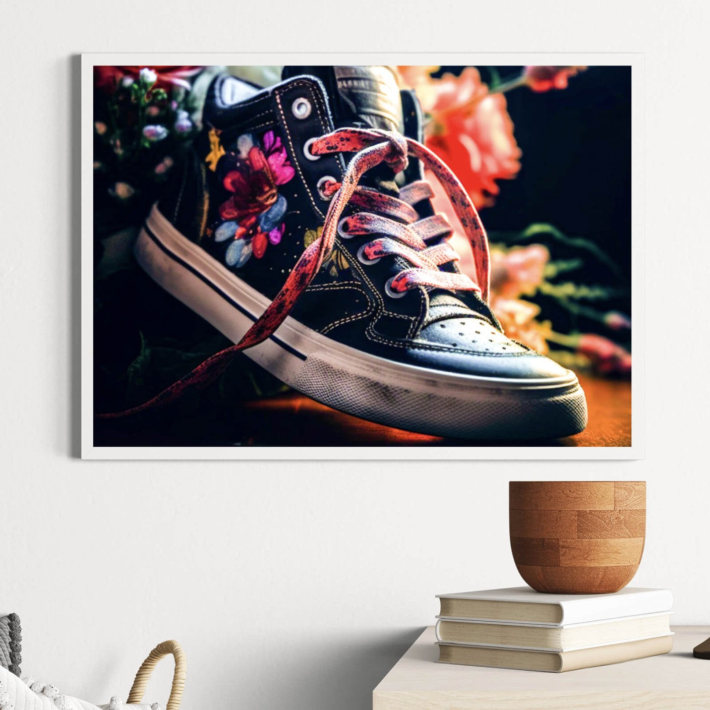 Poster Jeans Sneaker mit Blumen verziert Querformat