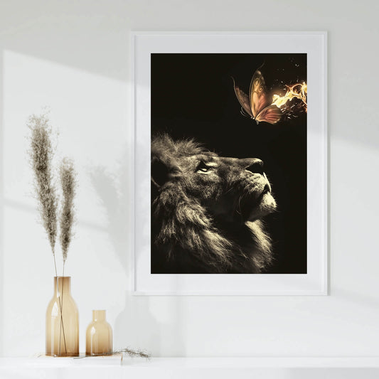 Poster Löwe mit brennendem Schmetterling Hochformat